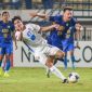 Pesepakbola Persib Bandung Mateo Kocijan (kanan) berebut bola dengan pesepakbola Port FC Thailand Sittha Boonlha (kiri) pada pertandingan AFC Champions League Two Group F di Stadion Si Jalak Harupat, Kabupaten Bandung, Jawa Barat, Kamis (19/9/2024). ANTARA FOTO/Raisan Al Farisi/YU