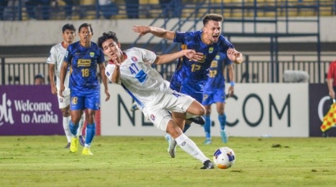 Pesepakbola Persib Bandung Mateo Kocijan (kanan) berebut bola dengan pesepakbola Port FC Thailand Sittha Boonlha (kiri) pada pertandingan AFC Champions League Two Group F di Stadion Si Jalak Harupat, Kabupaten Bandung, Jawa Barat, Kamis (19/9/2024). ANTARA FOTO/Raisan Al Farisi/YU