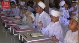 Pesantren Darul A’shom di Yogyakarta mengajarkan santrinya bahasa isyarat. (Youtube BBC Indonesia)