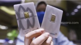 ramuniaga memperlihatkan emas batangan di Cikini Gold Center, Jakarta, Rabu (8/4). [Suara.com/Angga Budhiyanto]