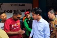 Wakil Presiden RI Gibran Rakabuming Raka bersalaman dengan warga saat meninjau posko siaga korban kebakaran di SDN 09 Kebon Kosong, Jakarta Pusat, Rabu (11/12/2024) (sumber: suara.com)