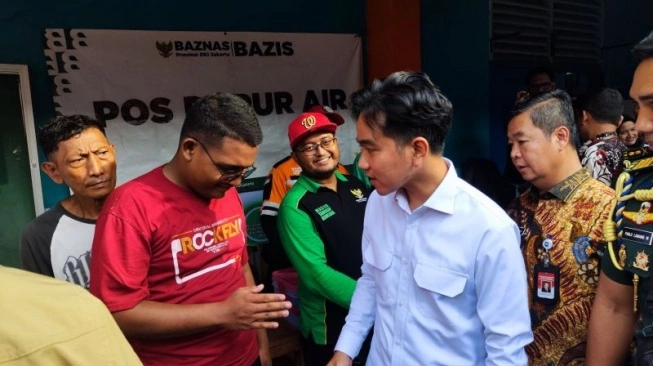 Wakil Presiden RI Gibran Rakabuming Raka bersalaman dengan warga saat meninjau posko siaga korban kebakaran di SDN 09 Kebon Kosong, Jakarta Pusat, Rabu (11/12/2024) (sumber: suara.com)