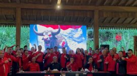 Ketua Bidang Kehormatan PDI Perjuangan, Komarudin Watubun, mengumumkan keputusan tegas Dewan Pimpinan Pusat (DPP) PDI Perjuangan terkait pemecatan Jokowi, Gibran, dan Bobby Nasution. Foto: Akurat.co