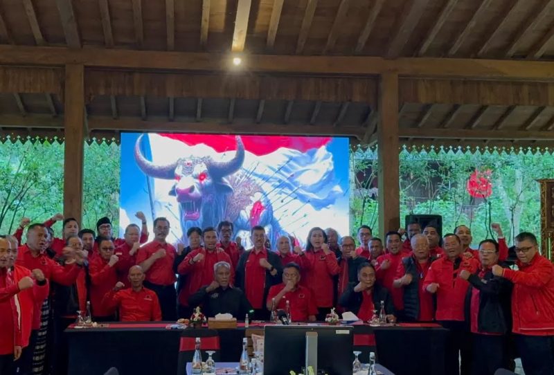 Ketua Bidang Kehormatan PDI Perjuangan, Komarudin Watubun, mengumumkan keputusan tegas Dewan Pimpinan Pusat (DPP) PDI Perjuangan terkait pemecatan Jokowi, Gibran, dan Bobby Nasution. Foto: Akurat.co