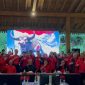 Ketua Bidang Kehormatan PDI Perjuangan, Komarudin Watubun, mengumumkan keputusan tegas Dewan Pimpinan Pusat (DPP) PDI Perjuangan terkait pemecatan Jokowi, Gibran, dan Bobby Nasution. Foto: Akurat.co