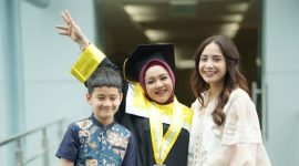 Lala pengsuh Rafathar lulus S1  (sumber: suara.com)