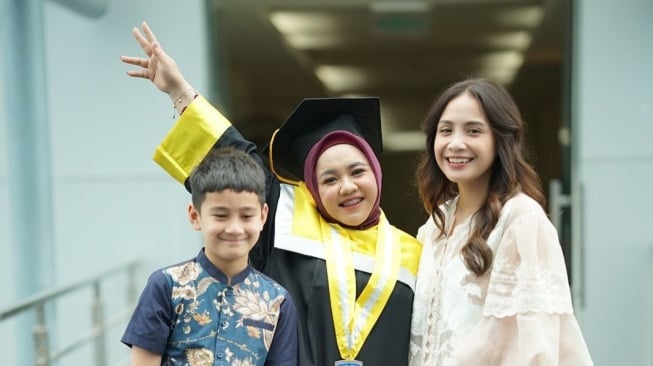 Lala pengsuh Rafathar lulus S1  (sumber: suara.com)