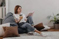 Ilustrasi me time. (Freepik/lookstudio)