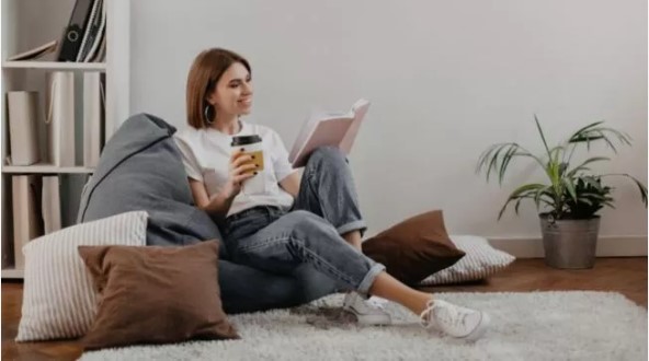 Ilustrasi me time. (Freepik/lookstudio)