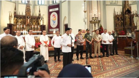 Menag Nasaruddin Umar menyapa umat Nasrani dalam kunjungannya ke sejumlah gereja di Jakarta, Selasa (24/12/2024) malam. [Kemenag]