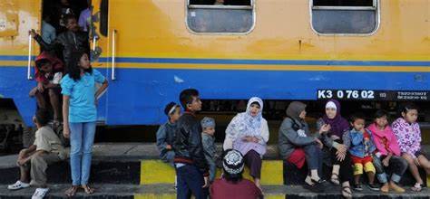 Potret Sejumlah Penumpang Di Kereta Api KAI (sumber : republik)