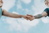 1TULAH.COM-Pernikahan, yang dulu dianggap sebagai tujuan hidup utama, kini semakin kehilangan pesonanya bagi generasi Z. Perubahan sosial yang begitu cepat, ditambah dengan pengalaman masa lalu yang kurang menyenangkan, membuat banyak anak muda ragu untuk menikah.
Trauma Masa Lalu: Warisan Generasi Sebelumnya
Salah satu faktor utama yang membuat generasi Z enggan menikah adalah trauma masa lalu. Banyak dari mereka tumbuh di lingkungan keluarga yang kurang harmonis, menyaksikan pertengkaran orang tua, atau bahkan mengalami perceraian. Pengalaman ini meninggalkan luka emosional yang dalam dan membuat mereka mempertanyakan keberlangsungan pernikahan.
Selain itu, didikan orang tua yang terlalu kaku juga turut berperan. Pandangan tradisional tentang peran gender dalam pernikahan, seperti anggapan bahwa perempuan harus selalu siap melayani suami, menciptakan tekanan yang besar bagi anak perempuan. Hal ini membuat mereka merasa pernikahan lebih seperti sebuah beban daripada kebahagiaan.
Tekanan Ekonomi dan Individualisme
Faktor ekonomi juga menjadi penghalang besar bagi generasi Z untuk menikah. Biaya pernikahan yang semakin mahal, ditambah dengan ketidakstabilan ekonomi, membuat banyak anak muda merasa belum siap secara finansial untuk membangun rumah tangga.
Selain itu, generasi Z tumbuh dalam budaya individualisme yang kuat. Mereka lebih memprioritaskan pengembangan diri, karier, dan kebebasan pribadi. Konsep pernikahan yang mengharuskan komitmen jangka panjang dan pengorbanan diri seringkali bertentangan dengan nilai-nilai individualisme yang mereka anut.
Apa Artinya Bagi Masa Depan?
Perubahan sikap generasi Z terhadap pernikahan ini menuntut kita untuk merevaluasi pandangan kita tentang institusi pernikahan. Pernikahan tidak lagi sekadar formalitas, tetapi sebuah hubungan yang dibangun atas dasar cinta, saling pengertian, dan kesetaraan.
Peran Orang Tua
Orang tua memiliki peran yang sangat penting dalam membentuk pandangan anak-anak mereka tentang pernikahan. Dengan memberikan contoh yang baik dalam hubungan, mengajarkan komunikasi yang efektif, dan menghormati pilihan anak, orang tua dapat membantu anak-anak mereka membangun hubungan yang sehat di masa depan.
Generasi Z memiliki alasan yang kuat untuk menunda atau bahkan menolak pernikahan. Namun, ini bukan berarti pernikahan sudah tidak relevan lagi. Dengan pemahaman yang lebih baik tentang tantangan yang dihadapi generasi muda, kita dapat menciptakan masa depan yang lebih baik bagi generasi mendatang. (Sumber:Suara.com)
