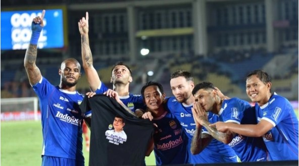 Gelandang Persib Bandung, Tyronne Del Pino mendedikasikan gol yang dicetaknya ke gawang Persis Solo untuk mendiang dr. Rafi Ghani pada pertandingan pekan ke-17 BRI Liga 1 2024/2025 di Stadion Manahan, Minggu (29/12/2024). [Persib.co.id/Barly Isham]