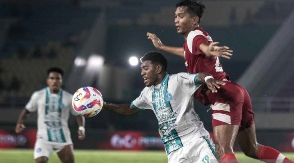 1TULAH.COM-Persis Solo akan menghadapi ujian berat saat menjamu Persib Bandung di Stadion Manahan. Laskar Sambernyawa bertekad bangkit dari hasil minor dan meraih kemenangan untuk memperbaiki posisi di klasemen.
Pertandingan pekan ke-17 BRI Liga 1 2024/2025 akan menyajikan duel seru antara Persis Solo dan Persib Bandung. Laga yang akan digelar di Stadion Manahan, Solo, pada Minggu (29/12/2024) ini diprediksi akan berjalan sengit.
Persis Solo Bertekad Bangkit
Persis Solo yang saat ini tengah berjuang keluar dari zona merah akan berusaha keras untuk meraih kemenangan. Pelatih Ong Kim Swee telah menginstruksikan anak asuhnya untuk bangkit dari kekalahan sebelumnya dan memberikan penampilan terbaik.
