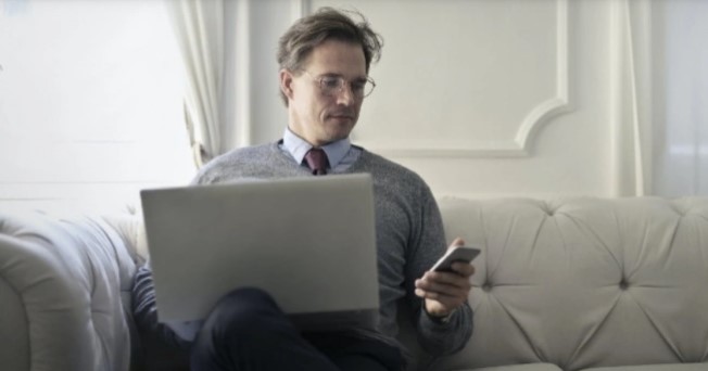 Ilustrasi orang sukses bekerja sambil duduk (Pexels/Andrea Piacquadio)