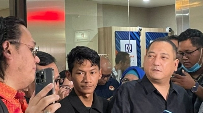 Saka Tatal (tengah) mantan terpidana kasus Vina Cirebon saat memenuhi panggilan Bareskrim Polri, Jakarta (sumber: suara.com)