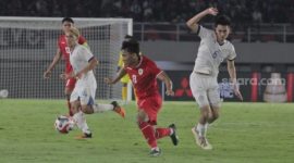 Gelandang Timnas Indonesia, Arkhan Fikri berusaha melewati sejumlah pemain Filipina dalam matchday keempat Grup B Piala AFF 2024 di Stadion Manahan, Solo, Sabtu (21/12/2024). [Suara.com/Ronald Seger Prabowo]