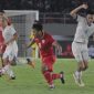 Gelandang Timnas Indonesia, Arkhan Fikri berusaha melewati sejumlah pemain Filipina dalam matchday keempat Grup B Piala AFF 2024 di Stadion Manahan, Solo, Sabtu (21/12/2024). [Suara.com/Ronald Seger Prabowo]