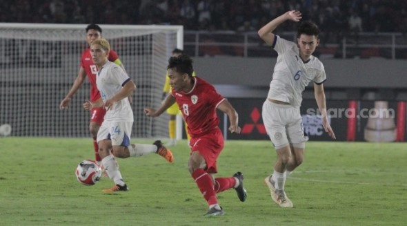 Gelandang Timnas Indonesia, Arkhan Fikri berusaha melewati sejumlah pemain Filipina dalam matchday keempat Grup B Piala AFF 2024 di Stadion Manahan, Solo, Sabtu (21/12/2024). [Suara.com/Ronald Seger Prabowo]
