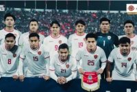 1TULAH.COM-Timnas Indonesia harus mengakui keunggulan Vietnam dengan skor tipis 0-1 pada laga ketiga Grup B Piala AFF 2024. Pertandingan yang berlangsung di Stadion Viet Tri, Minggu (15/12/2024), menjadi bukti dominasi tuan rumah yang tampil lebih matang dan berpengalaman.
Skuad Garuda yang mayoritas diisi pemain muda berusia di bawah 22 tahun tampak kesulitan menghadapi permainan cepat dan terorganisir dari Vietnam. Pelatih Shin Tae-yong mengakui bahwa perbedaan usia menjadi faktor signifikan dalam pertandingan ini.
