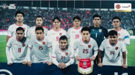1TULAH.COM-Timnas Indonesia harus mengakui keunggulan Vietnam dengan skor tipis 0-1 pada laga ketiga Grup B Piala AFF 2024. Pertandingan yang berlangsung di Stadion Viet Tri, Minggu (15/12/2024), menjadi bukti dominasi tuan rumah yang tampil lebih matang dan berpengalaman.
Skuad Garuda yang mayoritas diisi pemain muda berusia di bawah 22 tahun tampak kesulitan menghadapi permainan cepat dan terorganisir dari Vietnam. Pelatih Shin Tae-yong mengakui bahwa perbedaan usia menjadi faktor signifikan dalam pertandingan ini.
