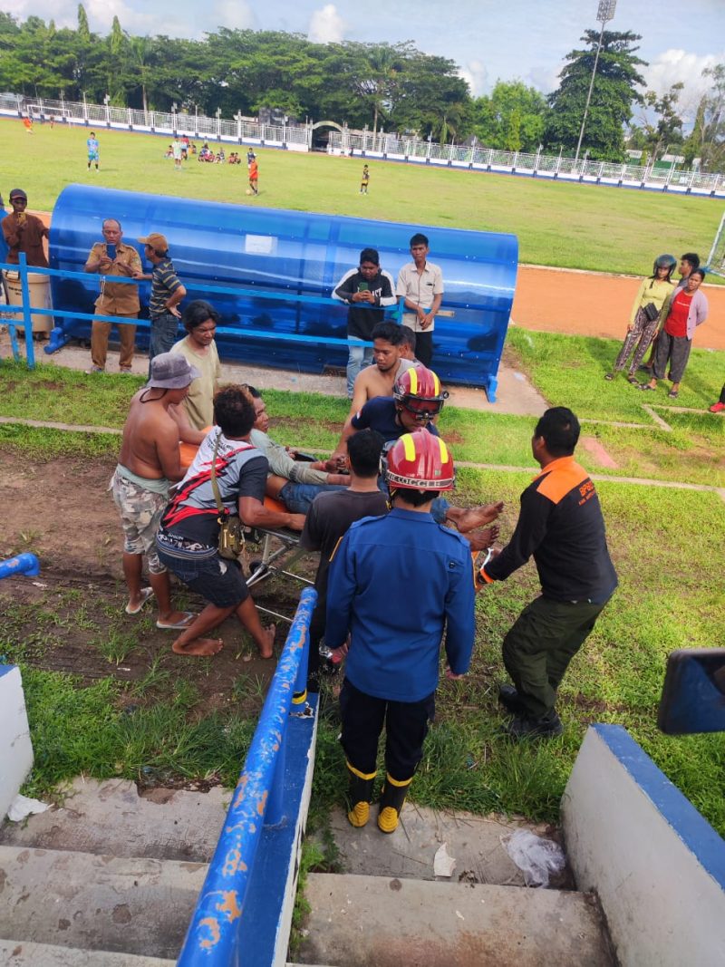Korban konsleting listrik saat dievakuasi petugas Damkar dan warga di area Stadion Swakarya. Foto. Indra/1tulah.com