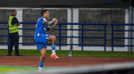 Pesepak bola Persib Bandung Ciro Alves melakukan seleberasi usai mencetak gol ke gawang Malut United saat menjalani pertandingan BRI Liga 1 di Stadion Gelora Bandung Lautan Api, Bandung, Jawa Barat, Jumat (13/12/2024). Pertandingan tersebut dimenangkan oleh Persib Bandung dengan skor 2-0. ANTARA FOTO/Raisan Al Farisi/foc.