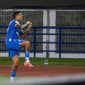 Pesepak bola Persib Bandung Ciro Alves melakukan seleberasi usai mencetak gol ke gawang Malut United saat menjalani pertandingan BRI Liga 1 di Stadion Gelora Bandung Lautan Api, Bandung, Jawa Barat, Jumat (13/12/2024). Pertandingan tersebut dimenangkan oleh Persib Bandung dengan skor 2-0. ANTARA FOTO/Raisan Al Farisi/foc.