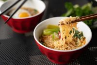 ilustrasi mie instan. (foto: freepik/wirestock)