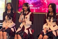 Christy JKT48, Feni JKT48 dan Jessi JKT48 saat konferensi pers di Kuningan, Jakarta Selatan pada Senin (16/12/2024). [Suara.com/Rena Pangesti]