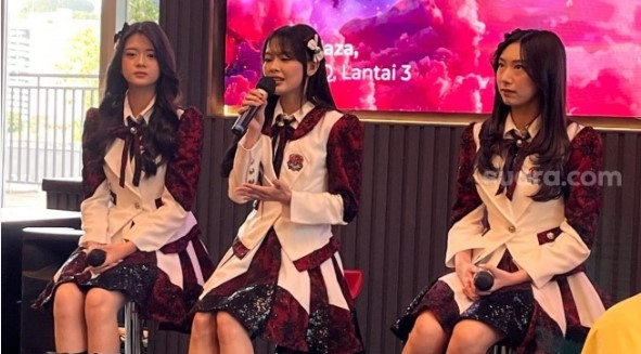 Christy JKT48, Feni JKT48 dan Jessi JKT48 saat konferensi pers di Kuningan, Jakarta Selatan pada Senin (16/12/2024). [Suara.com/Rena Pangesti]