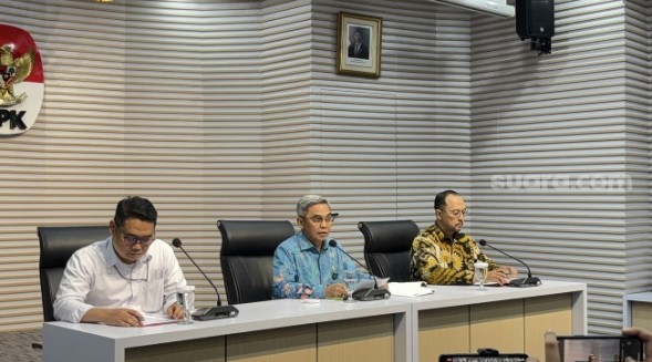 Ketua Komisi Pemberantasan Korupsi (KPK) Setyo Budiyanto (kemeja batik biru). (Suara.com/Dea)