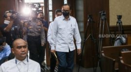 erdakwa mantan pejabat Ditjen Pajak Kementerian Keuangan Rafael Alun Trisambodo (tengah) saat menjalani sidang putusan di Pengadilan Tipikor, Jakarta, Senin (8/1/2024). [Suara.com/Alfian Winanto]