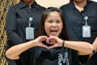 Terpidana mati kasus penyelundupan narkoba Mary Jane Veloso memberikan simbol love kehadapan awak media sebelum kepulangan ke negara Filipina. (Antara/Azmi Samsul Maarif)