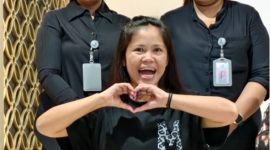Terpidana mati kasus penyelundupan narkoba Mary Jane Veloso memberikan simbol love kehadapan awak media sebelum kepulangan ke negara Filipina. (Antara/Azmi Samsul Maarif)