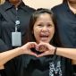 Terpidana mati kasus penyelundupan narkoba Mary Jane Veloso memberikan simbol love kehadapan awak media sebelum kepulangan ke negara Filipina. (Antara/Azmi Samsul Maarif)