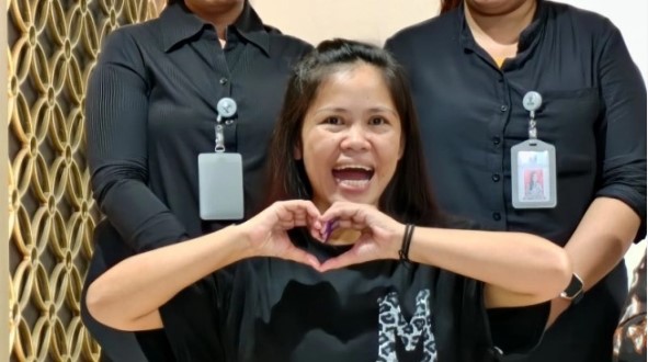 Terpidana mati kasus penyelundupan narkoba Mary Jane Veloso memberikan simbol love kehadapan awak media sebelum kepulangan ke negara Filipina. (Antara/Azmi Samsul Maarif)