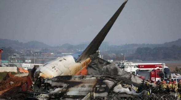 Petugas melakukan operasi penyelamatan setelah pesawat Jeju Air mengalami kecelakaan di luar landasan pacu Bandara Internasional Muan, Muan, Korea Selatan, Minggu (29/12/2024). [ANTARA FOTO/ REUTERS/Kim Hong-Ji/Spt]