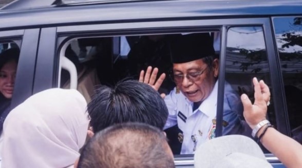 Gubernur Kalsel Sahbirin Noor berpamitan kepada ASN lingkup Pemprov Kalsel usai menyatakan diri mundur dari jabatan sebagai Gubernur Kalimantan Selatan, Rabu (13/11/2024). (ANTARA/ HO-Biro Adpim Kalsel).