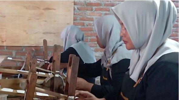 Ilustrasi pekerja  melinting tembakau di Aceh Besar. 