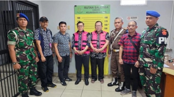 Dua tersangka terkait kasus dugaan suap terkait vonis bebas terpidana Ronald Tannur, Erintuah Damanik dan Mangapul dipindahkan ke Rutan Salemba Cabang Kejaksaan Agung, Jakarta. ANTARA/HO-Kejaksaan Agung.