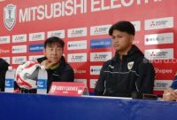 Pelatih Timnas Indonesia, Shin Tae-yong dan striker Hokky Caraka menghadiri sesi pre match conference jelang melawan Filipina di Stadion Manahan, Solo, Jumat (20/12/2024). [Suara.com/Ronald Seger