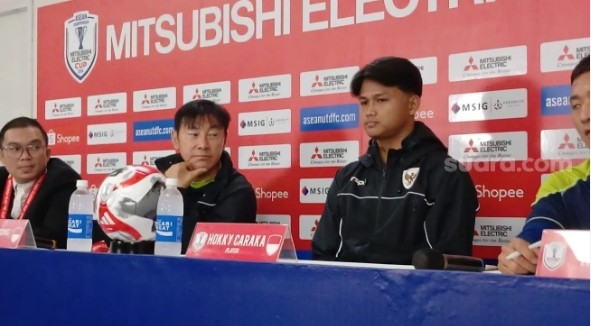 Pelatih Timnas Indonesia, Shin Tae-yong dan striker Hokky Caraka menghadiri sesi pre match conference jelang melawan Filipina di Stadion Manahan, Solo, Jumat (20/12/2024). [Suara.com/Ronald Seger