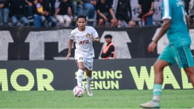 Evan Dimas (jersey putih) saat bermain untuk Persik Kediri (persikfc.id)
