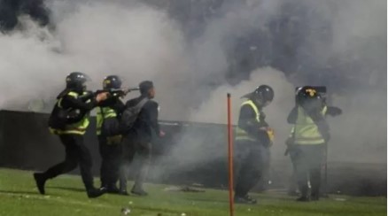 Aparat keamanan menembakkan gas air mata untuk menghalau suporter yang masuk lapangan Stadion Kanjuruhan, Malang, Sabtu (1/10/2022). [ANTARA FOTO/Ari Bowo Sucipto]