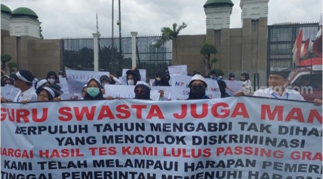 Massa aksi dari Forum Guru Swasta Nasional Passing Grade Tahun 2023 mulai memadati kawasan depan Gedung DPR RI, Senayan, Jakarta. (Suara.com/Moh Reynaldi Risahondua)
