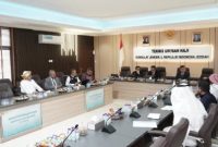 Staff Teknis Haji/Konsul Haji pada KJRI Jeddah Nasrullah Jasam pimpin penandatanganan kontrak layanan haji di kantor KUH, Musryirah, Jeddah, Minggu (26/1/2025) [dok. Kemenag]