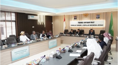 Staff Teknis Haji/Konsul Haji pada KJRI Jeddah Nasrullah Jasam pimpin penandatanganan kontrak layanan haji di kantor KUH, Musryirah, Jeddah, Minggu (26/1/2025) [dok. Kemenag]