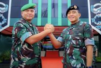 Mayjen TNI Rudy Rahmat Nugraha Resmi Jabat Pangdam VI/Mulawarman (Kiri), menggantikan Letjen TNI Tri Budi Utomo (Kanan). Keduanya berjabat tangan untuk saling mendukung satu sama lain. Foto: Pendam VI/Mulawarman