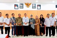 Ketua Komisi I DPRD Barito Utara Hj Nety Herawati bersama anggota dewan lainnya serta Sekwan Edwin Tuah foito bersama Sekretaris Dinas Pendidikan Kalteng Safrudin, dan Kepala Bagian Sekolah Menengah Atas, H Tutang usai pertemuan, Rabu, 15 Januari 2025. Foto: Setwan Barut